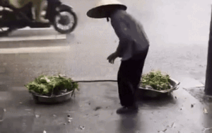Clip: Thấy cụ bà bán rau dưới mưa tầm tã, cô gái nói chỉ 5 từ mà ai cũng ấm lòng