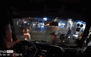 Clip: Thanh niên đi xe máy cố tình chặn đầu ô tô, hành động của bạn gái ngồi sau khiến cả cõi mạng vỗ tay