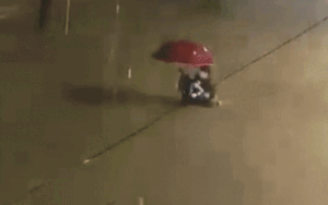 Đôi nam nữ có hành động lạ dưới mưa tầm tã, dân mạng rôm rả: Đâu ai bình thường khi yêu