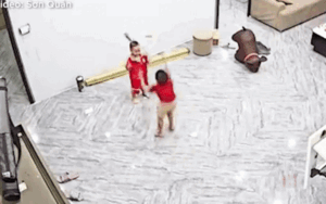 Clip: 2 đứa trẻ đùa nghịch cùng món đồ chơi khiến ai cũng tròn mắt ngạc nhiên