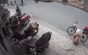 Clip: Người phụ nữ khóc lóc khi xe đậu hũ bị ngã, xem camera liền thấy cảnh bất ngờ