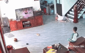 Clip: Thấy cháu mải xem tivi, ông giả vờ ngã cầu thang và cái kết