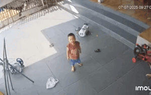 Clip: Phải đi làm xa, mẹ thắt lòng khi nghe con trai gọi chỉ 1 từ qua camera