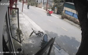 Clip: Shipper 'đứng hình' khi thấy xe hàng ngã ra đường, biết 'thủ phạm' liền không nỡ trách phạt