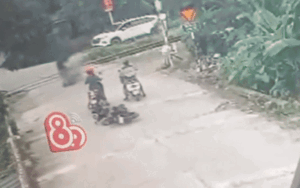 Clip: Thót tim thanh niên ngăn cản cháu bé vượt đường ray khi đoàn tàu cận kề