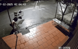 Clip: Chủ nhà thức dậy thấy nước lênh láng trước cửa, check camera liền không nói nên lời