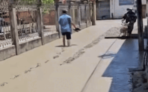 Clip: Đường mới đổ bê tông xong, người đàn ông có hành động gây tranh cãi