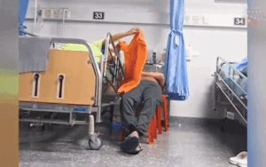 Xúc động clip cụ bà đắp chăn cho con trai ngủ quên trong bệnh viện: Con dù lớn vẫn là con của mẹ!