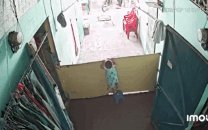 Clip: Thấy ba đi làm, bé trai chạy theo nói chỉ 3 từ mà ai cũng thấy thương