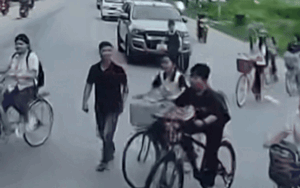 Clip: Thấy nhóm học sinh chuẩn bị qua đường, các tài xế có hành động ấm lòng
