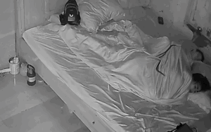 Clip: Người phụ nữ ngủ say, camera phòng ngủ ghi lại cảnh đáng sợ