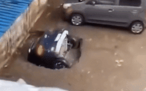 Clip: Xe ô tô bị 'hố tử thần' nuốt chửng