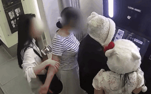 Clip ghi lại thời điểm du khách Hàn Quốc đánh cô gái Việt tại tiệm photobooth ở Hà Nội