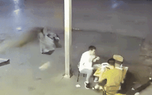 Clip: 2 người đàn ông ngồi nhậu bất chấp giông lốc và cái kết