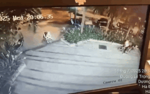 Clip: Camera ghi lại khoảnh khắc ô tô điên tông liên hoàn ở Hà Nội, 1 người tử vong