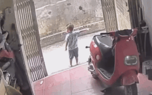 Clip: Thấy người đi đường rơi điện thoại, bé trai hét lên 2 từ mà ai cũng thấy đốn tim