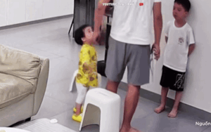 Clip: Thấy bố mắng anh, bé gái có hành động cứu nguy khiến ai cũng phì cười