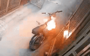 Camera ghi lại 2 phút 'kinh hoàng' trong con hẻm nhỏ