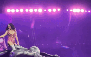 Nữ ca sĩ suýt rơi khỏi đạo cụ khi đang biểu diễn trên không, khán giả hoảng hốt