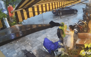 Clip: Thấy nam sinh 'đội mưa' đi học, cô gái trẻ có hành động khiến ai cũng ấm lòng