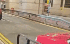 Clip: Người phụ nữ bị bão Wipha hất văng ngoài đường, cộng đồng mạng chỉ trích