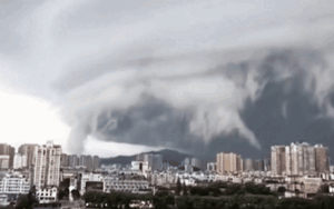 Kinh ngạc 'bức tường mây' đen kịt ập tới khi bão số 3 sắp đổ bộ