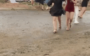 Khách dự tiệc thôi nôi bỏ chạy tán loạn, vừa rời rạp diễn biến kinh hoàng liền ập đến