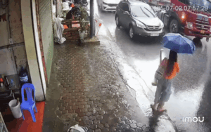 Clip: 2 mẹ con đợi sang đường lúc mưa gió và hành động ấm lòng của tài xế container