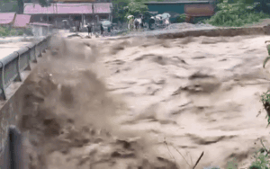 Clip: Nước lũ 'khổng lồ' cuồn cuộn ở Nghệ An