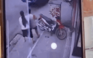 Clip: Thêm ô tô 'điên' tông hàng loạt xe máy trên phố Khâm Thiên