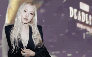 Rosé ngã cầu thang khi đang biểu diễn trong concert BLACKPINK