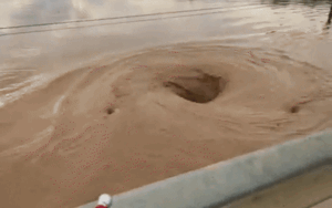 Clip: Xoáy nước 'khổng lồ' ở Nghệ An được người dân ghi lại