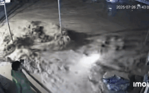 Clip: Nín thở theo dõi khoảnh khắc người đàn ông ở Sơn La 'vật lộn' với cơn lũ dữ