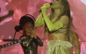 Nữ ca sĩ đang biểu diễn thì bị tuột váy trước hàng ngàn khán giả