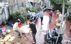 5 thanh niên 'đứng hình' nhìn nhau, xem clip dân tình liền hiểu lý do