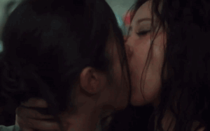 Xôn xao MV ca nhạc đầy rẫy cảnh nóng, sốc nhất là khoảnh khắc 2 cô gái 'khóa môi' cuồng nhiệt