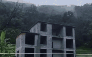 Clip: Căn nhà 5 tầng sụp đổ, bị nước lũ cuốn trôi trong sự bất lực của người dân