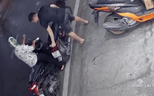 Clip: Người đàn ông nhiều lần đạp ngã xe của shipper và cái kết khiến ai cũng hả hê