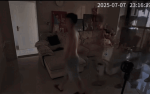 Clip: Camera ghi cảnh người đàn ông bước đi có 7 người theo sau, lý do khiến dân tình cười ngất