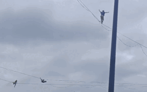 Xôn xao đoạn clip 3 người đi trên dây điện cao thế, cộng đồng mạng tranh cãi dữ dội