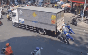 Clip: 'Cười mệt' trước khoảnh khắc người đàn ông đẩy xe tải gặp sự cố giữa đường