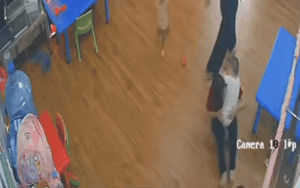 Clip: Gửi con đi trẻ, mẹ check camera vô tình thấy khoảnh khắc nghẹn ngào