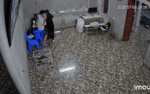 Clip: Nam sinh xem điểm thi, hét lên 2 từ rồi ôm mặt oà khóc nức nở