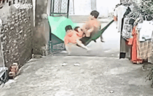 Clip: 3 đứa trẻ chơi đùa ngoài cổng, bố mẹ xem camera mới thấy cảnh 'hú vía'