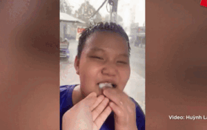 Clip: Tia sét giáng xuống sau lưng bé trai, diễn biến trước đó khiến ai cũng phải thốt lên 'quá may mắn'