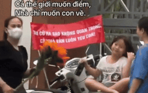 Clip: Tấm bảng của mẹ treo trước cổng trường khiến ai cũng nghèn nghẹn