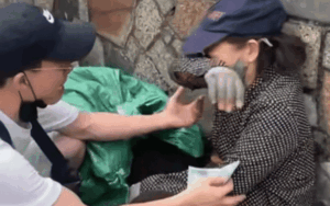 Clip: Đi mua sắt vụn, người phụ nữ đứng hình rồi oà khóc khi thấy mặt người bán