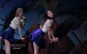 Nữ ca sĩ rớt nội y trên sân khấu khi đang hát khiến khán giả đỏ mặt