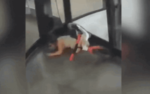 Cửa xoay kẹp chặt tay bé gái, tiếng khóc vang khắp sảnh khiến nhiều người hốt hoảng