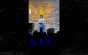 Sao nữ U50 cởi đồ trên sân khấu khiến hàng nghìn khán giả ngượng tái mặt